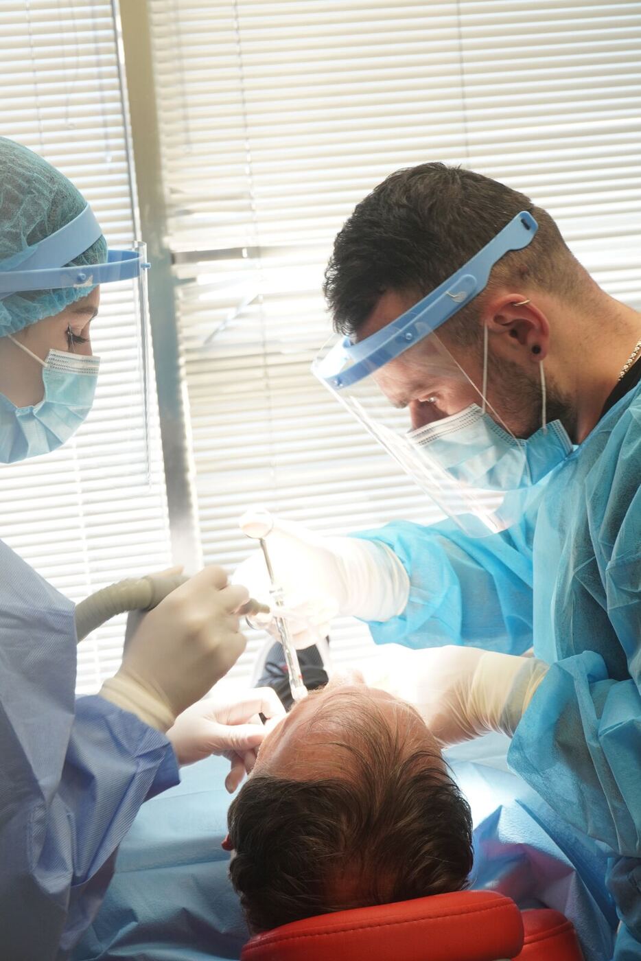 Dos clínicos trabajando juntos durante un procedimiento en la clínica de Tirana